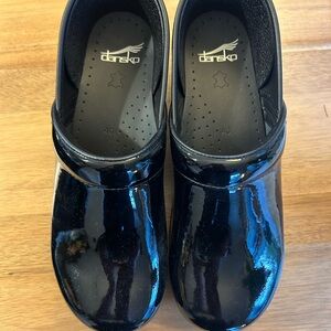 🔥Brand NEW Dansko clogs!